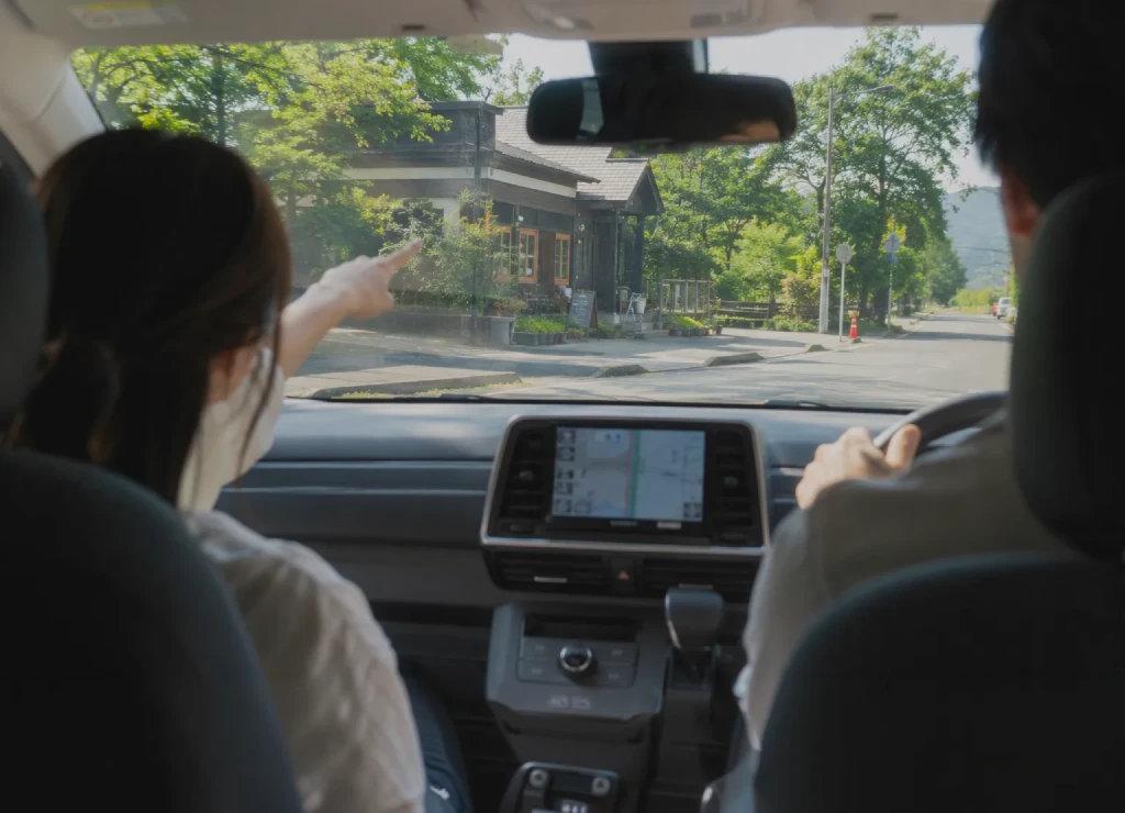 車内から気になるカフェを見つける様子